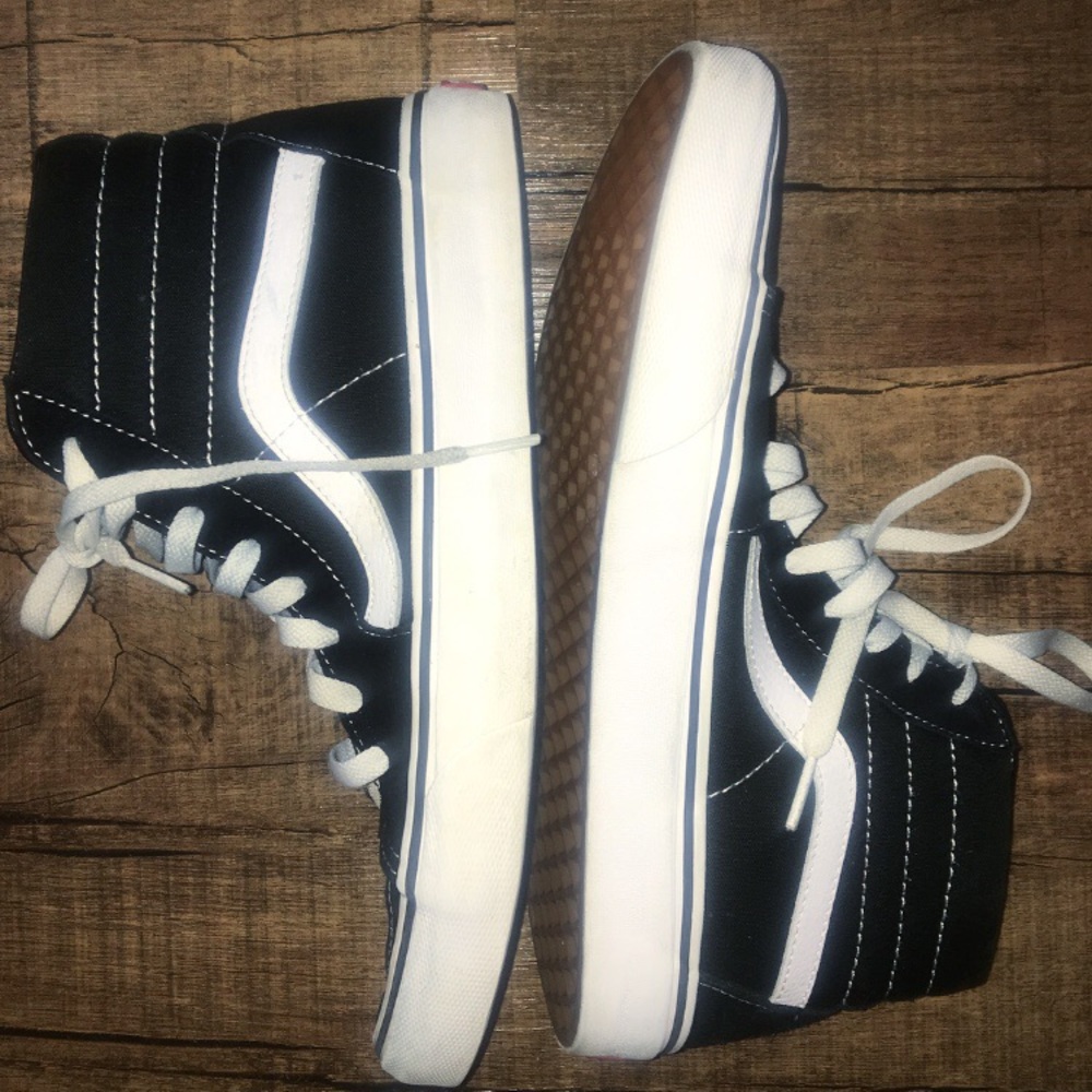 Vans (Sk8-Hi) Black and White High Top